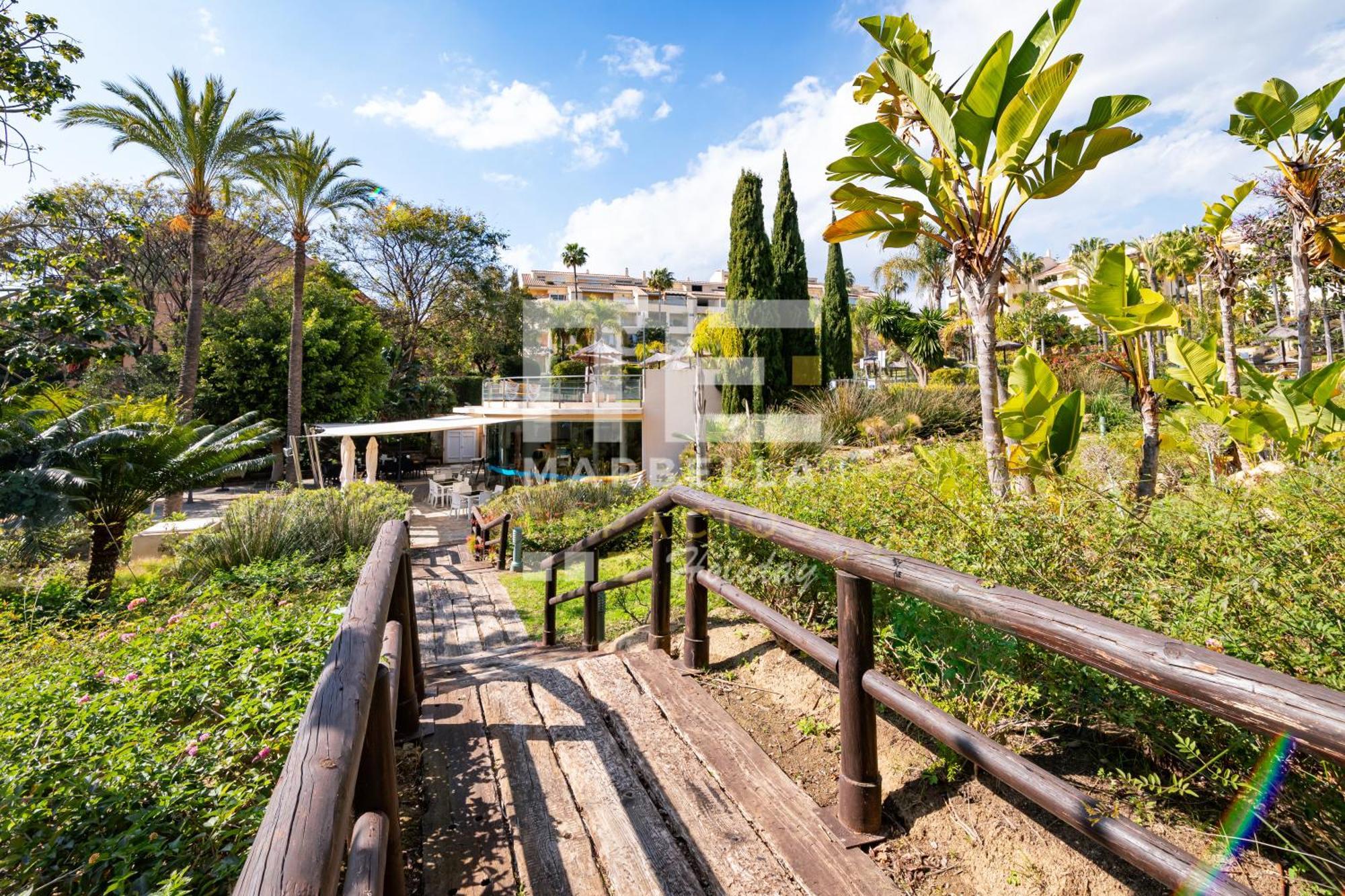 Chic Garden Flat 5min From *